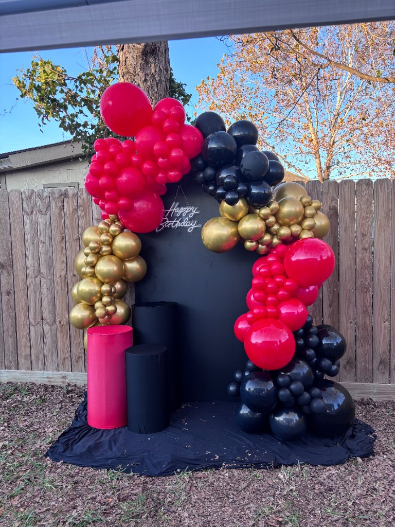 Red, black & chrome gold arch — matte black backdrop drama 🖤