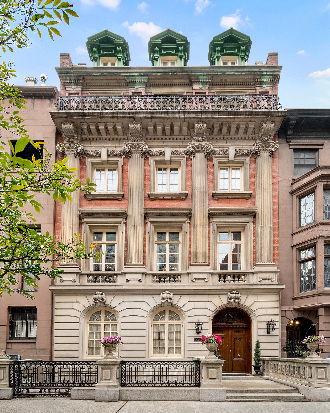 The full Beaux-Arts façade of Lanier House