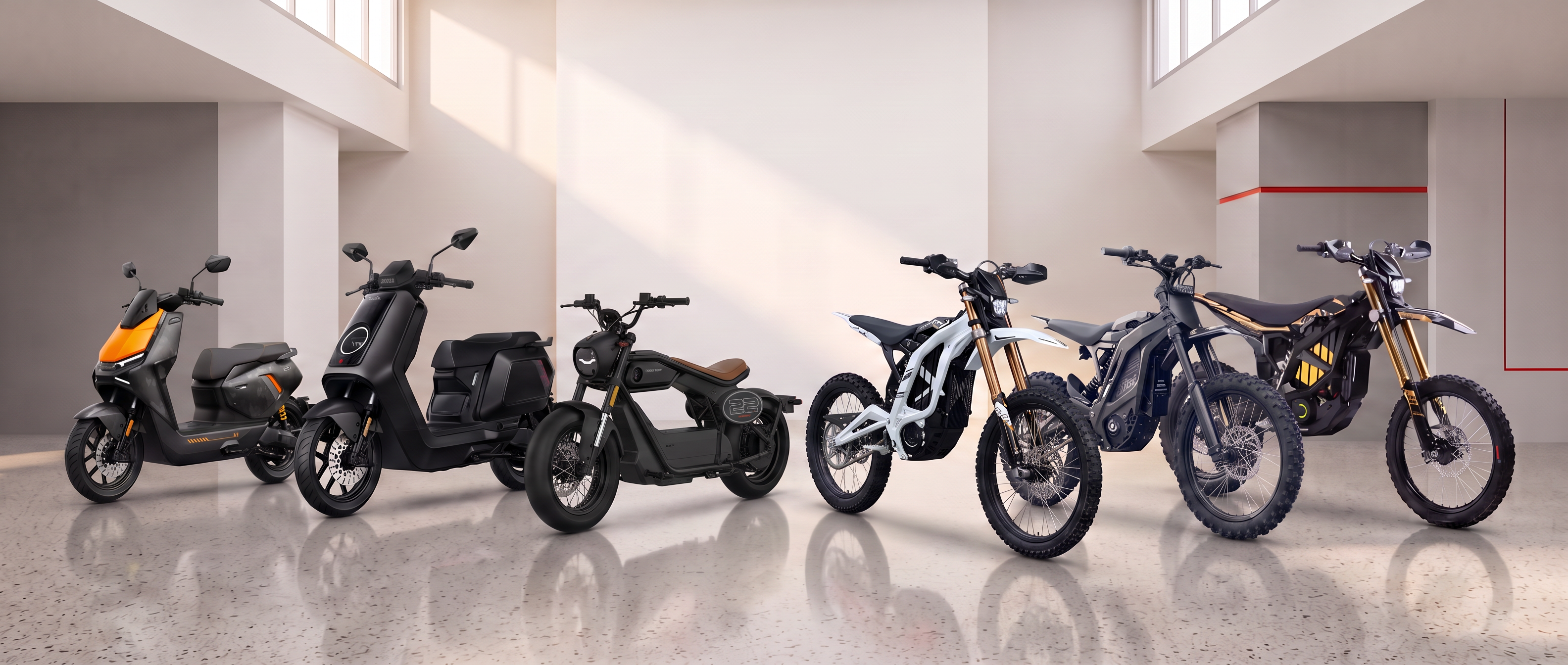 Sechs freyride E-Fahrzeuge im hellen Showroom