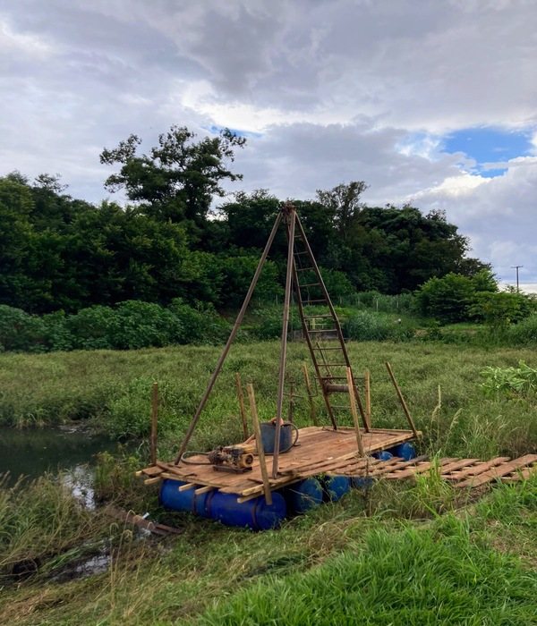 Equipamento de sondagem SPT flutuante em área alagada e solo hídrico