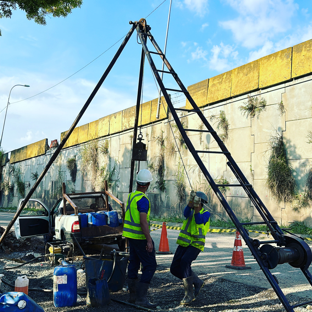 Sondagem SPT e investigação geotécnica em Blumenau SC — equipe com EPIs