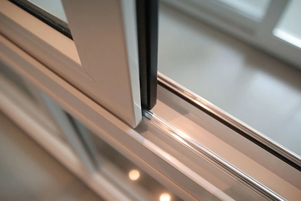 Detalhe do perfil PVC premium com trilho cromado Wertec