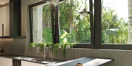 Cozinha com janela de abrir de PVC preta e jardim