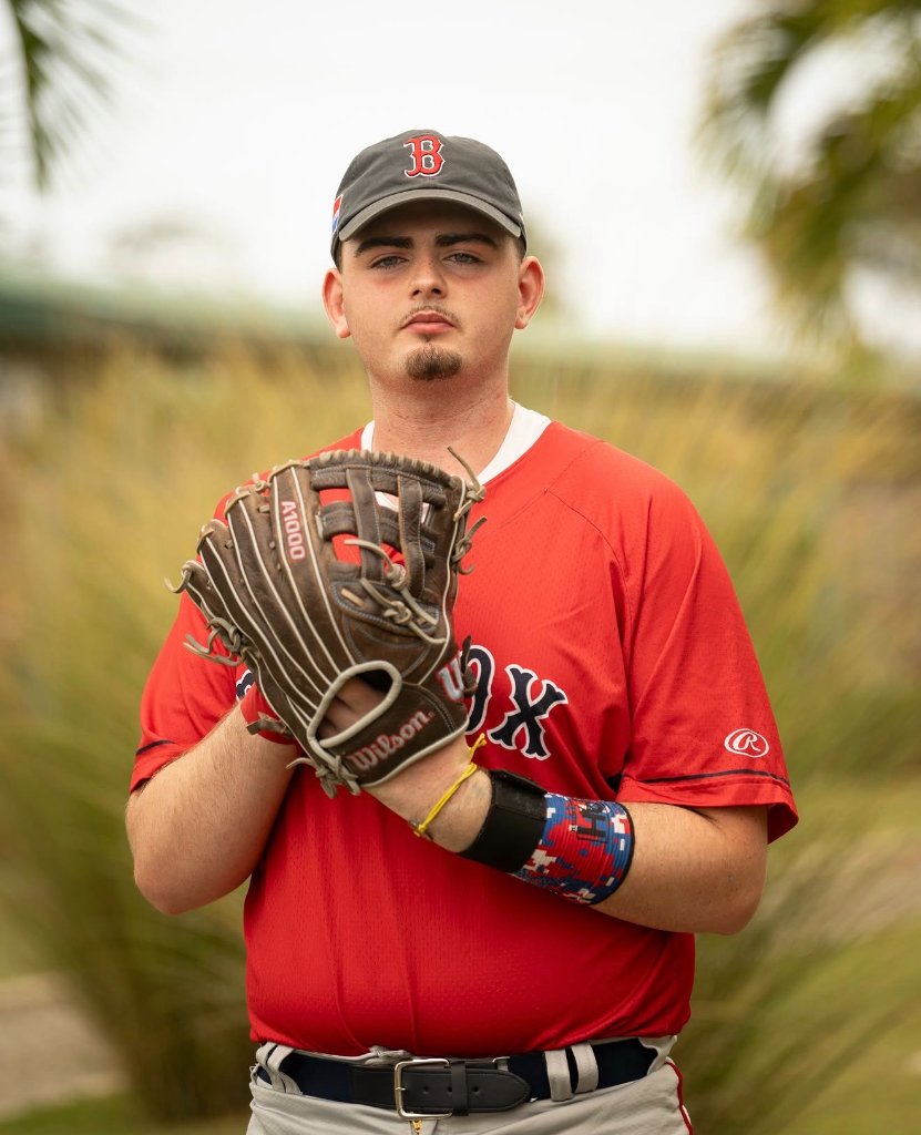 Lindos Sueños participant in Red Sox jersey holding glove