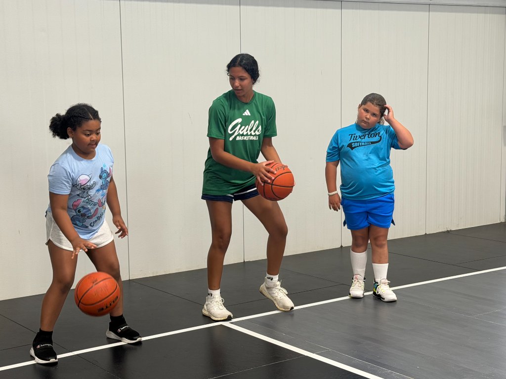 Aleah Bracey coaching at the basketball clinic
