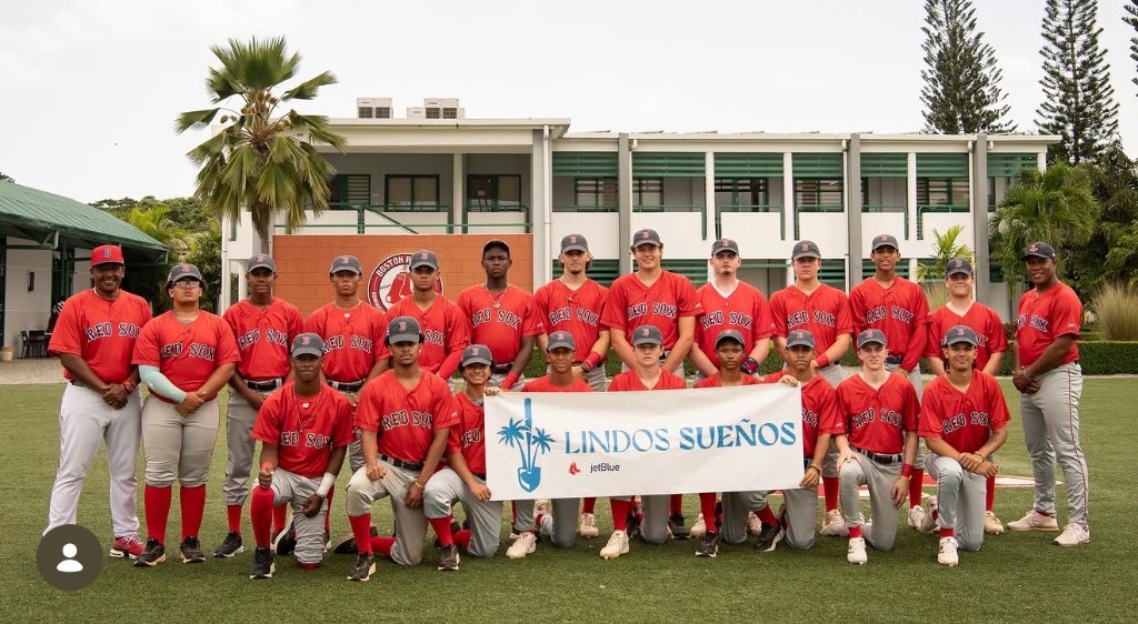 Team photo with Lindos Sueños banner
