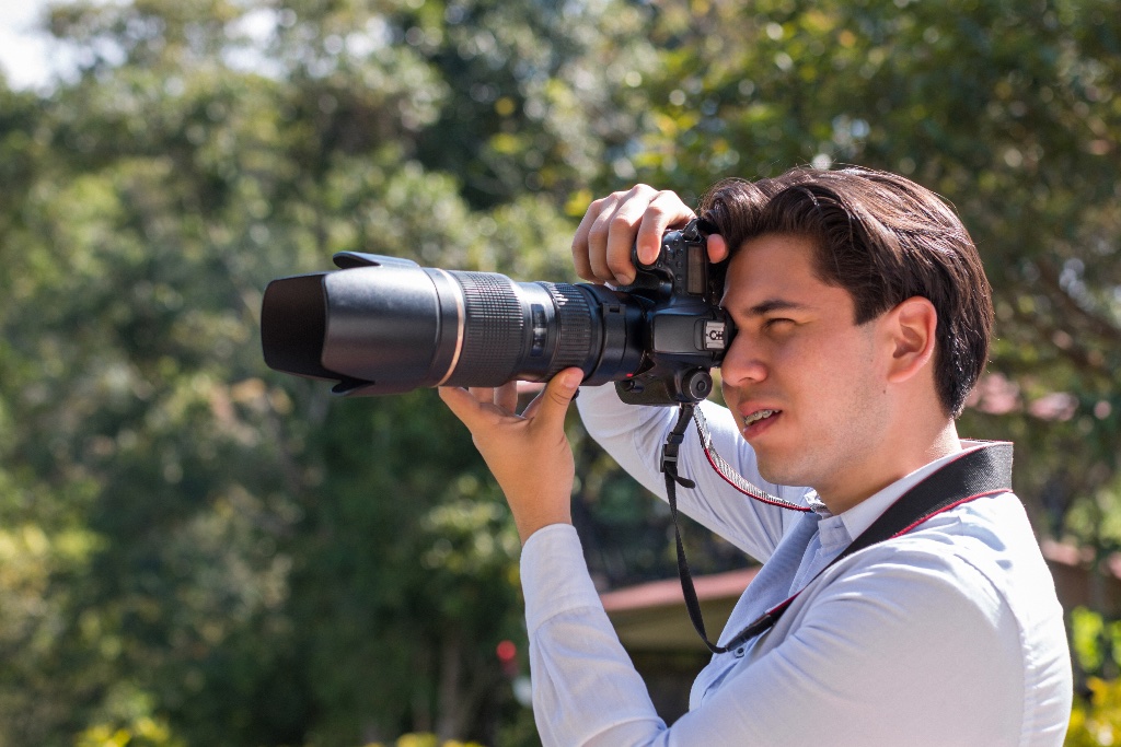 Why Your Professional Photographer Actually Wants You to Use a Guest Photo App