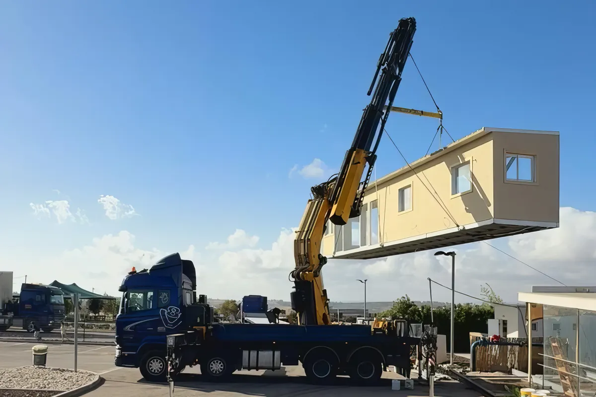 מנוף על משאית מרים יחידה בגוון בז׳ אל המגרש