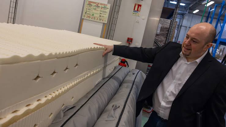 Fabrication artisanale de matelas dans l'atelier Stoll
