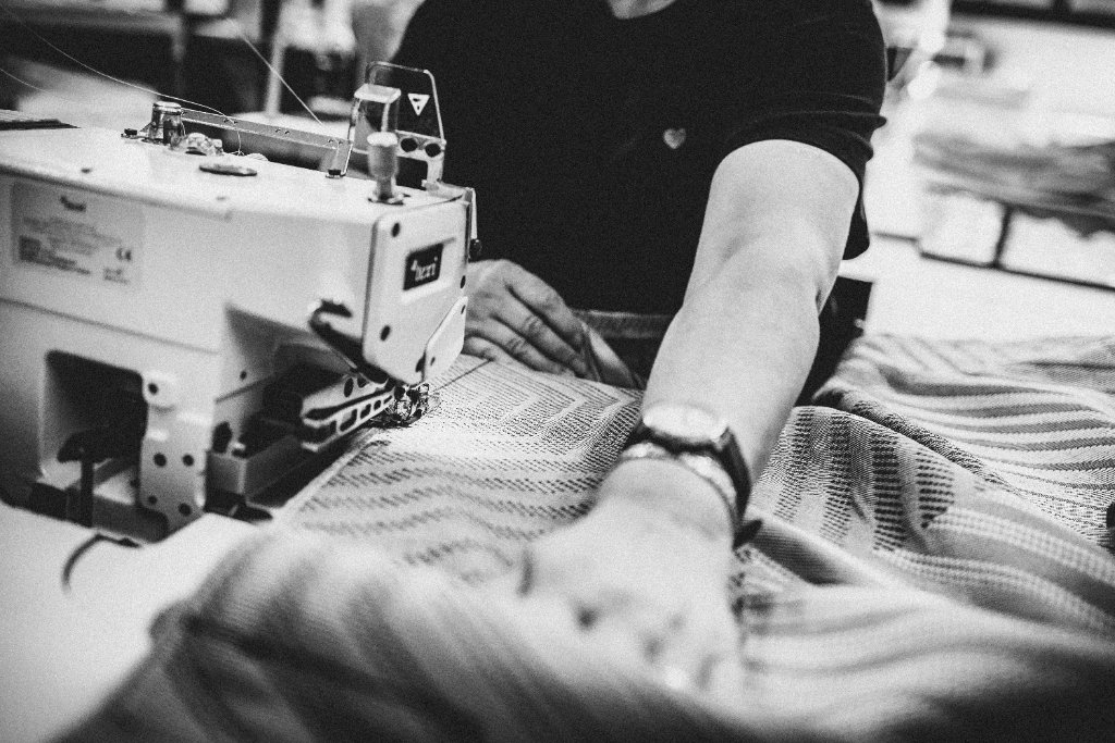 Couturière au travail