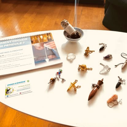 Pendules, planches et supports sur la table d'accueil