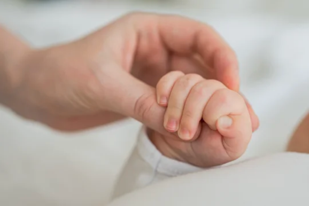 Magnétiseur pour bébé et nourrisson à Paris : RGO, coliques, pleurs et troubles du sommeil