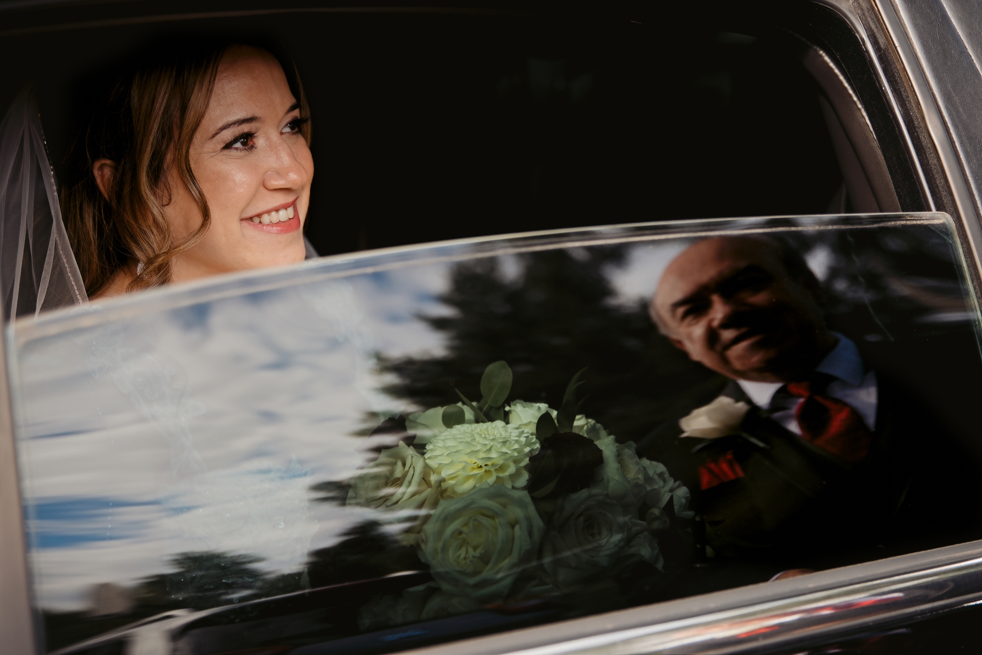 Bride arriving in the wedding car