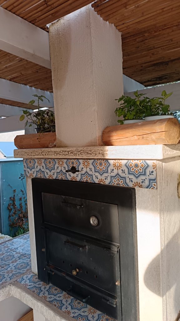 Wood-fired oven with hand-painted tiles