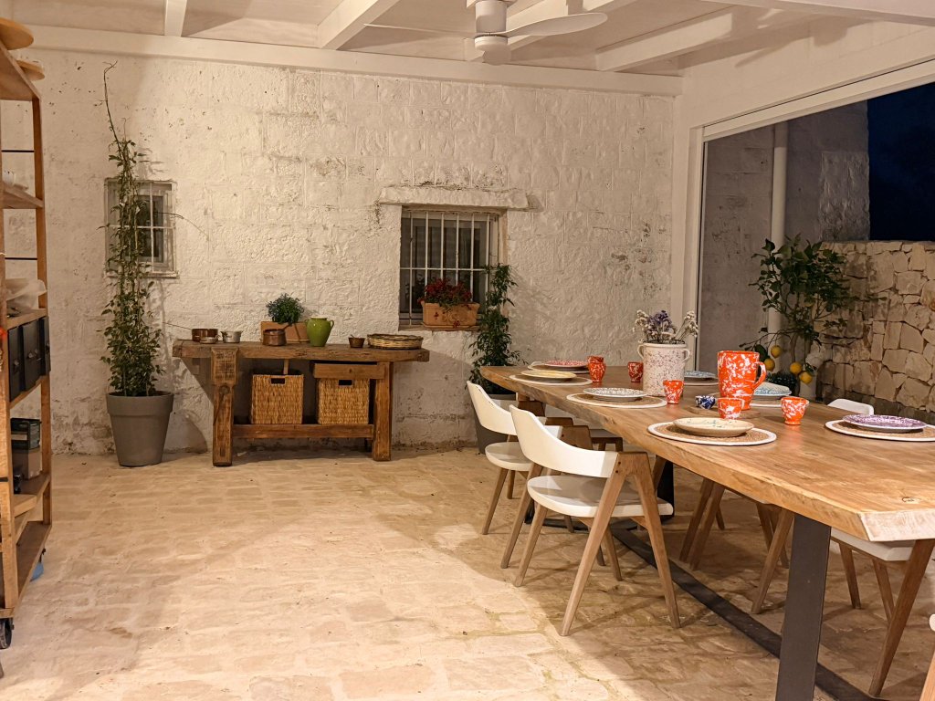 Outdoor dining area under whitewashed vault