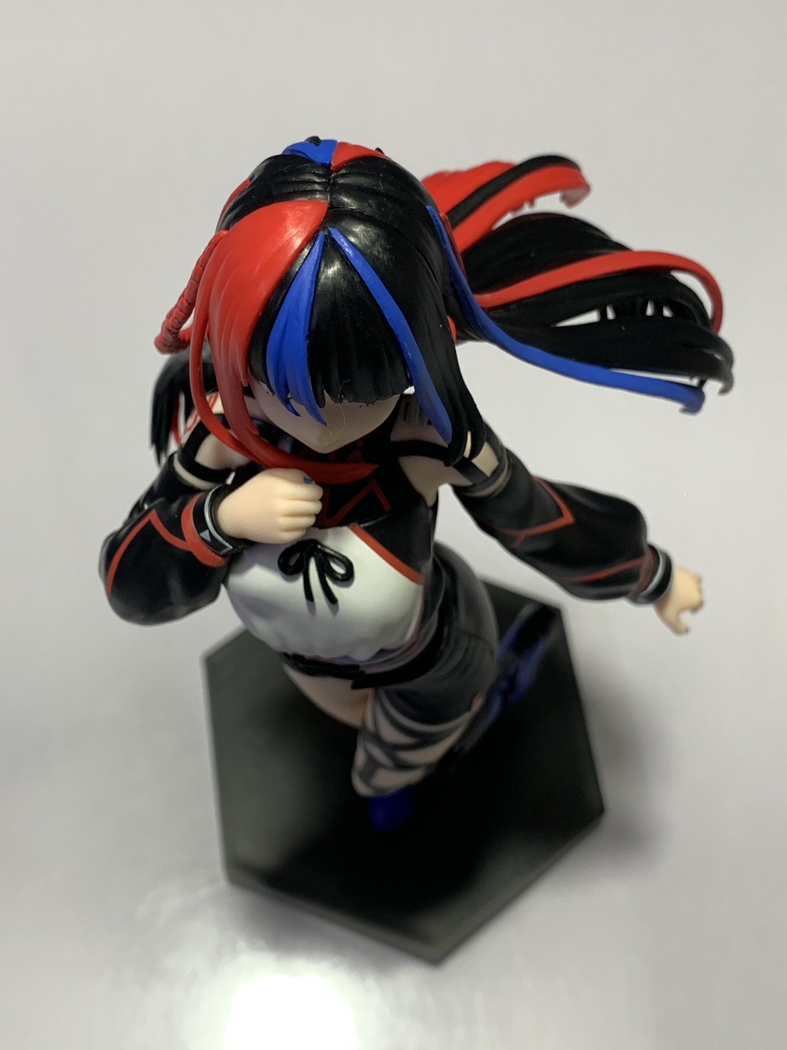 YU006-044 | Red Blue Hair Girl Anime Figure Black Outfit Hexagon Base Pre-owned 27 cm 7