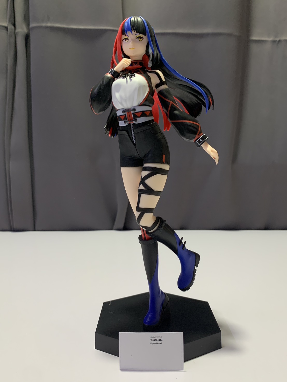 YU006-044 | Red Blue Hair Girl Anime Figure Black Outfit Hexagon Base Pre-owned 27 cm 2