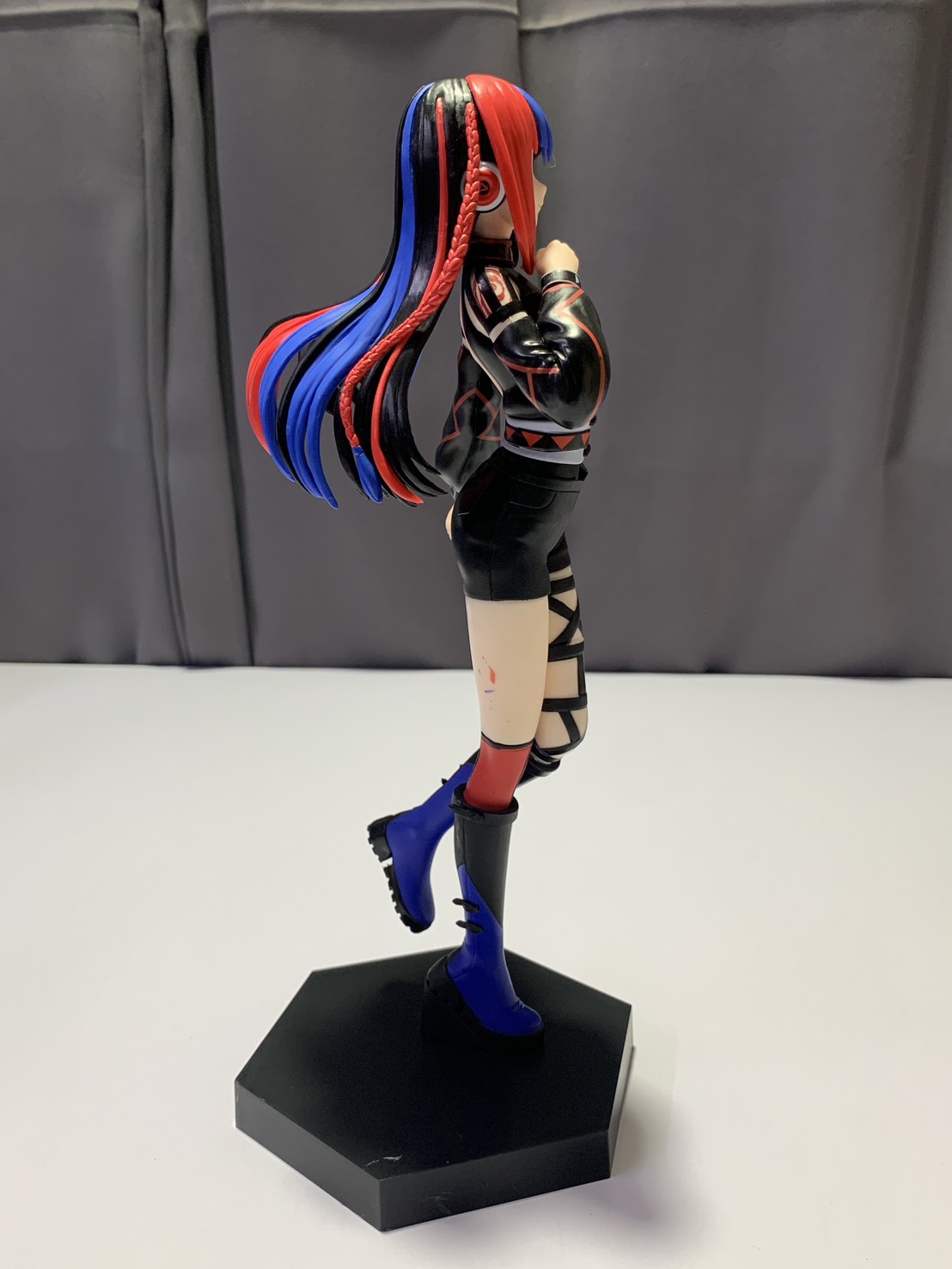 YU006-044 | Red Blue Hair Girl Anime Figure Black Outfit Hexagon Base Pre-owned 27 cm 6