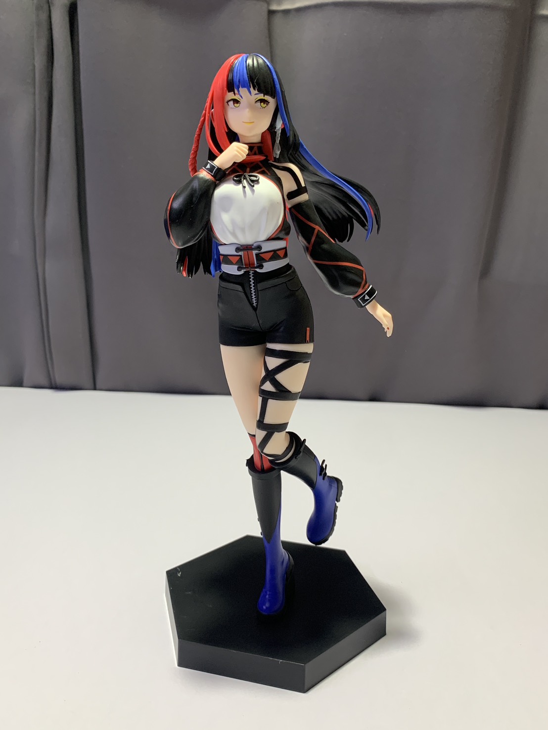 YU006-044 | Red Blue Hair Girl Anime Figure Black Outfit Hexagon Base Pre-owned 27 cm 3