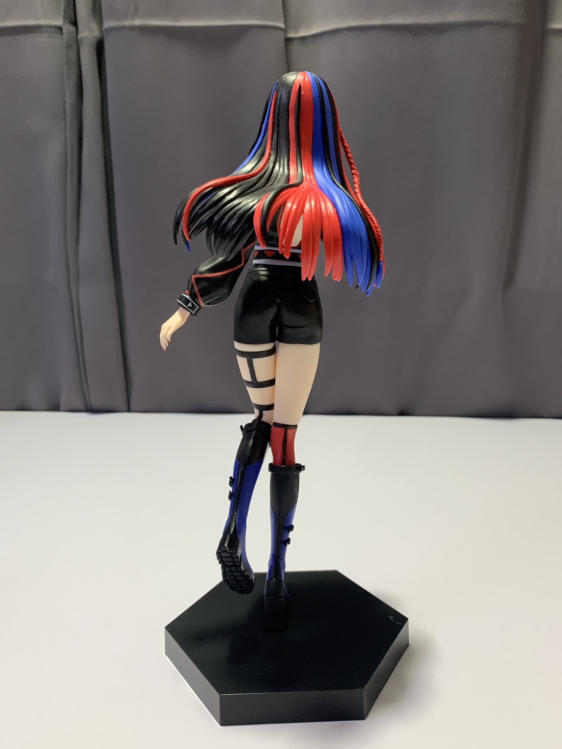 YU006-044 | Red Blue Hair Girl Anime Figure Black Outfit Hexagon Base Pre-owned 27 cm 4