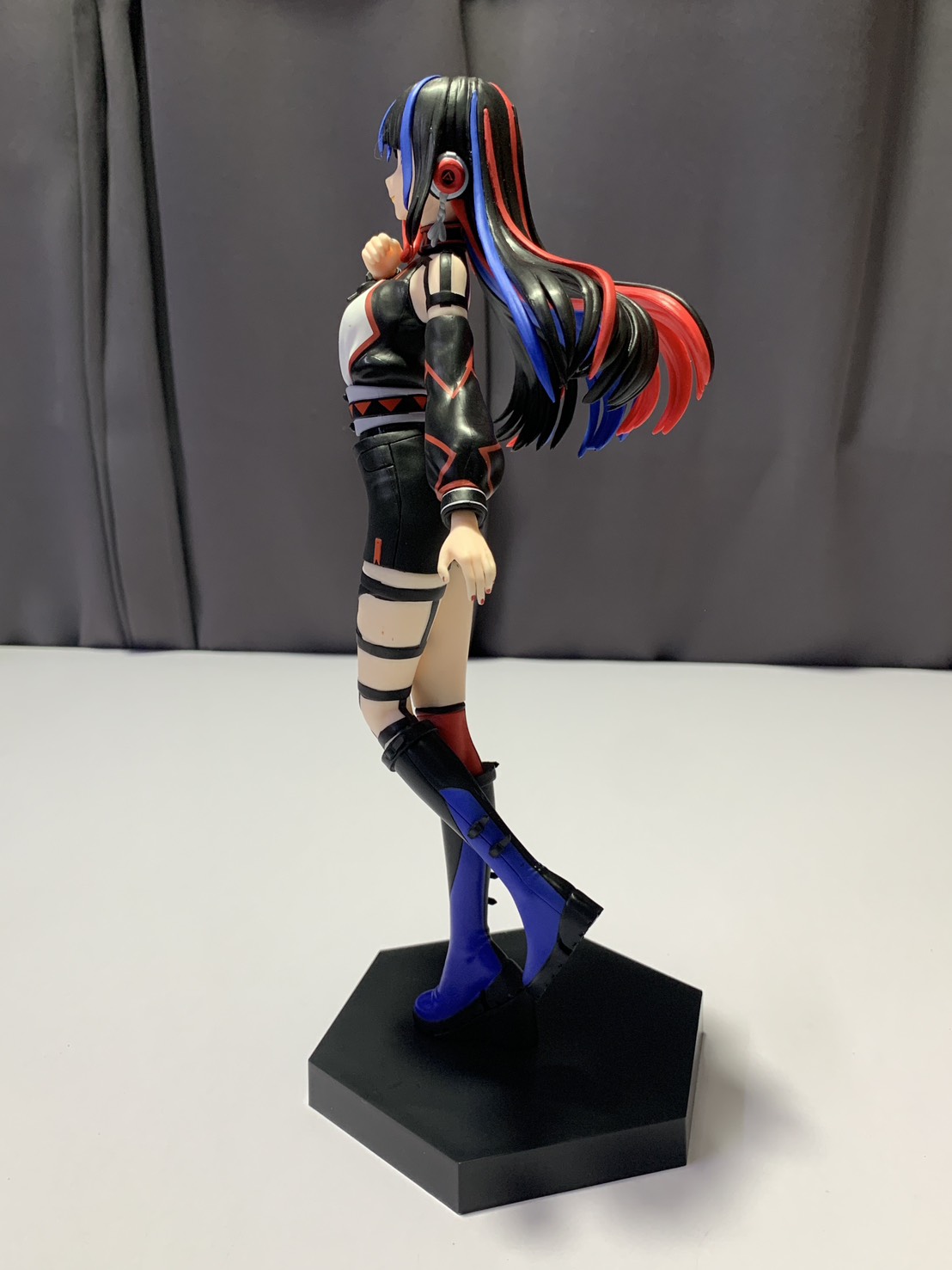 YU006-044 | Red Blue Hair Girl Anime Figure Black Outfit Hexagon Base Pre-owned 27 cm 5