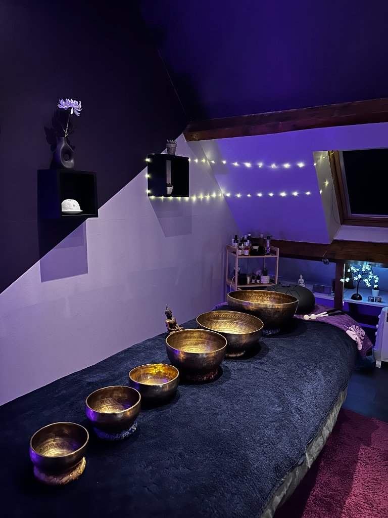 Salle de sonothérapie avec bols