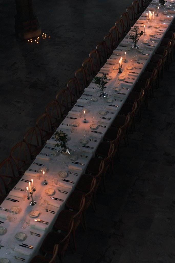 Table de banquet éclairée aux bougies — curation MIVO