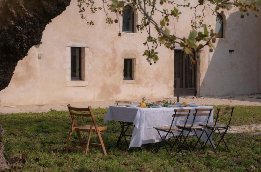 Table dressée en plein air — activation MIVO Studio