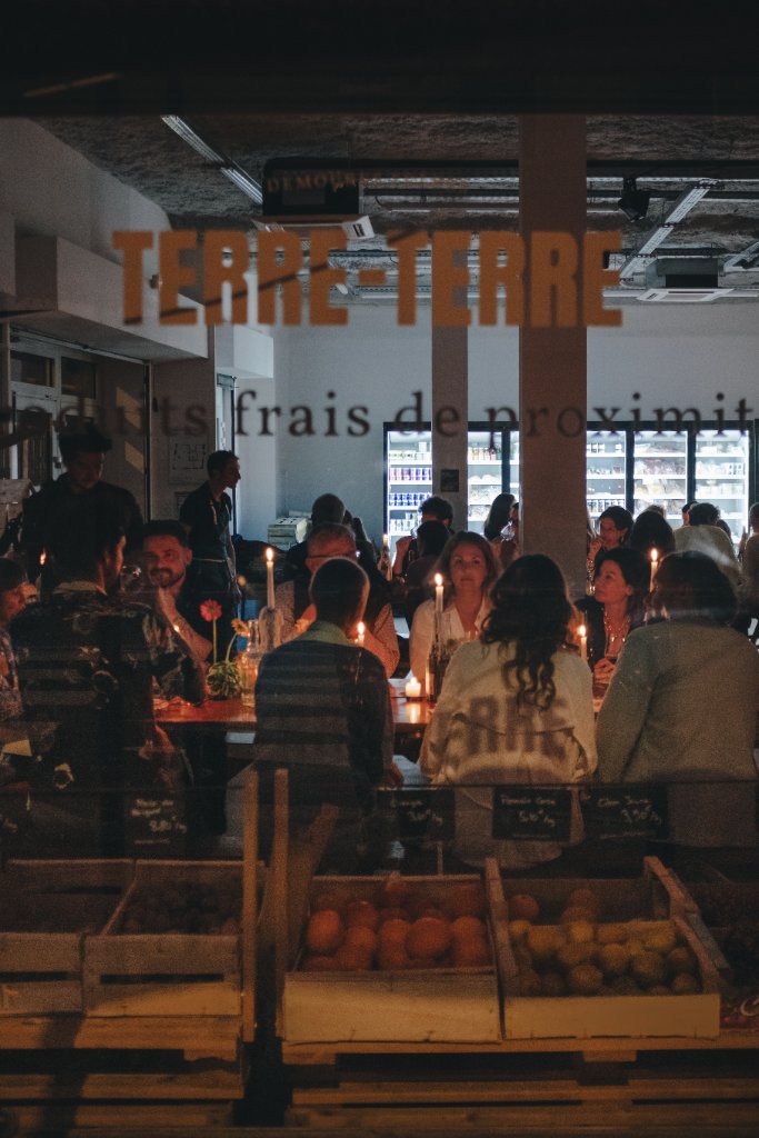 Dîner éphémère communal en extérieur au coucher du soleil avec vue sur Marseille et la mer Méditerranée