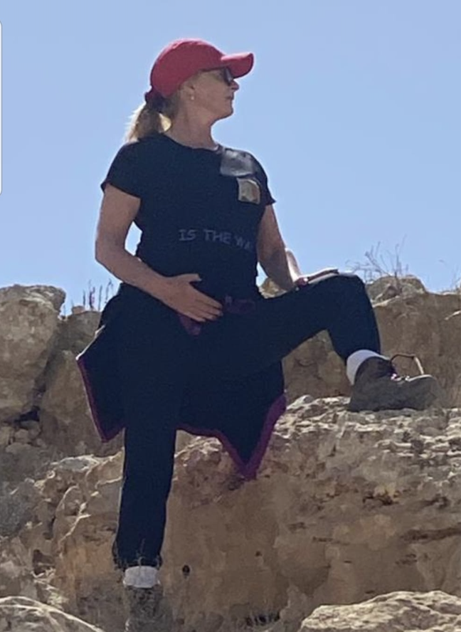 Daphna on rocks