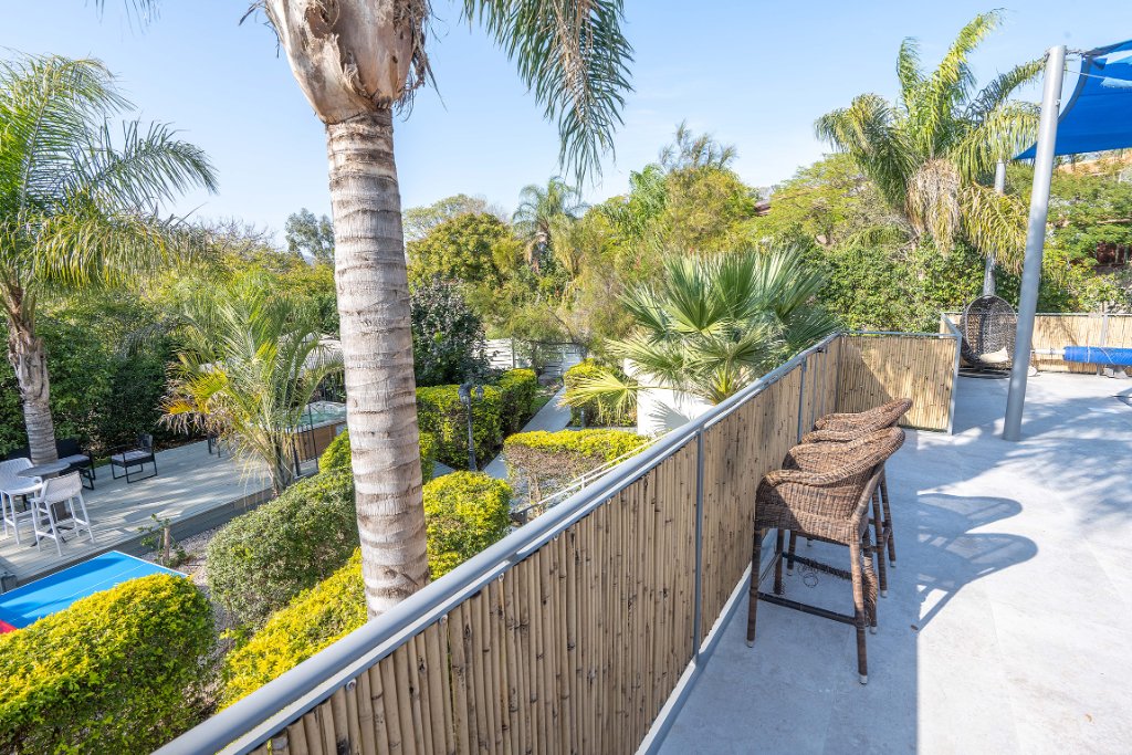 פינת ישיבה ליד הבריכה