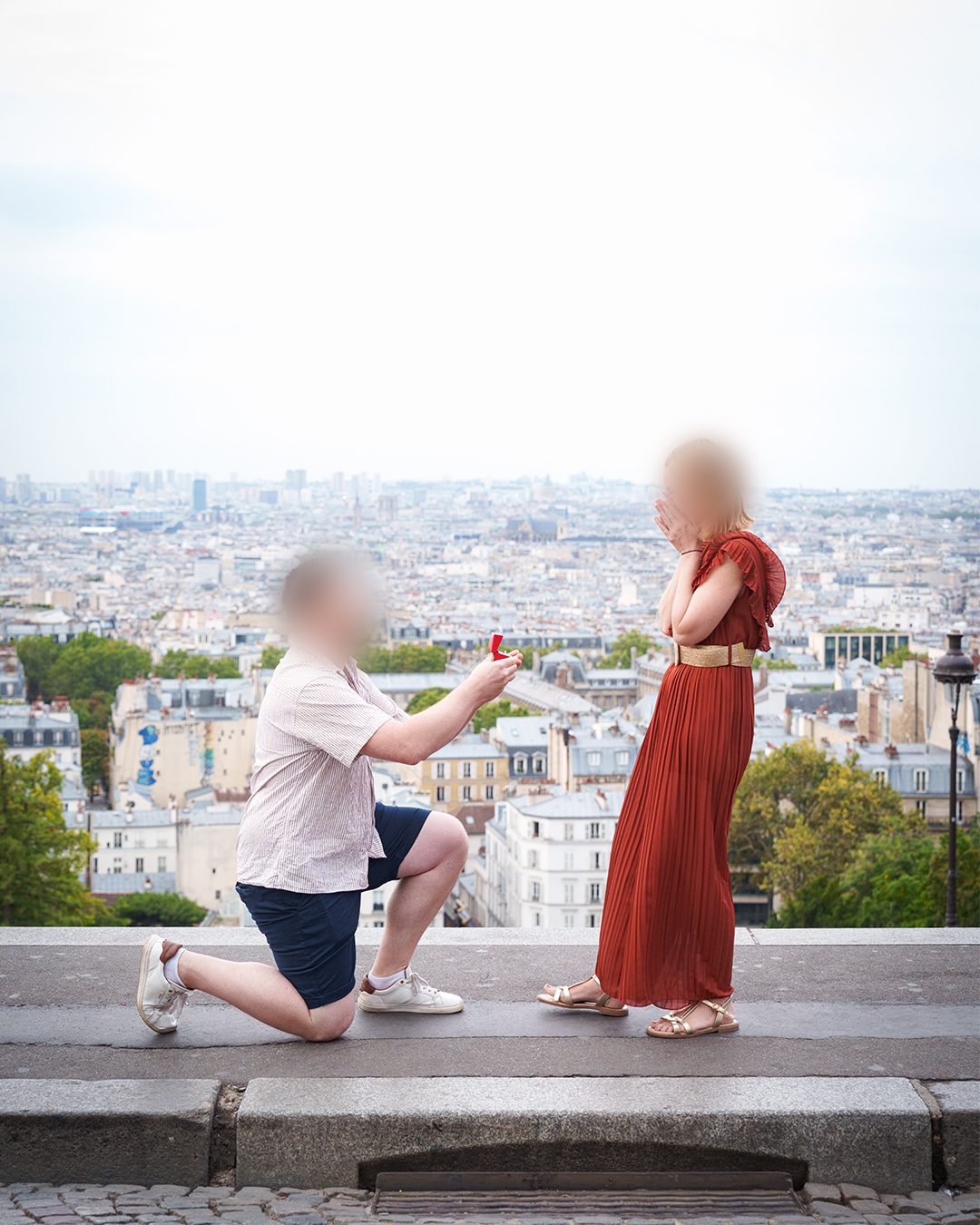 Marriage proposal in Paris with an iconic view over the city