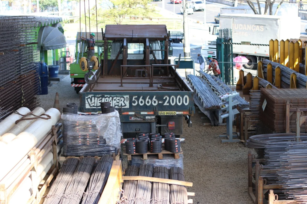 Caminhão VIEIRAFER 5666-2000 com materiais de aço