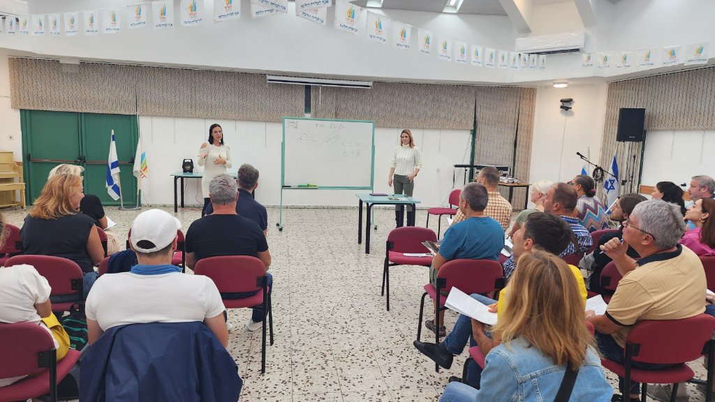 יוליה זורובסקי מעבירה הרצאה בנושא משכנתאות מול קהל