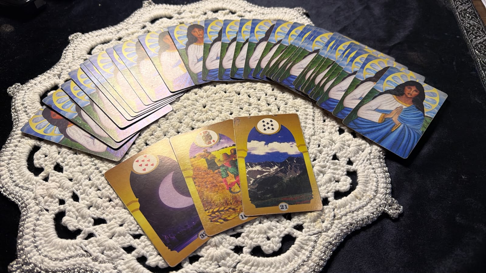 Cartas dispostas sobre a mesa de consulta