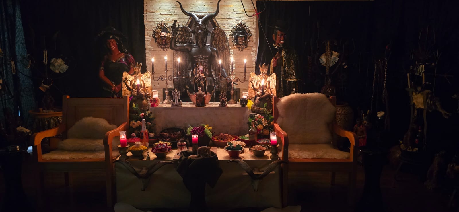 Altar do templo iluminado por velas
