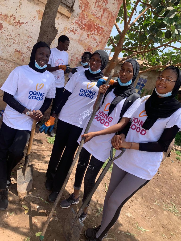 Young ambassadors with their shovels
