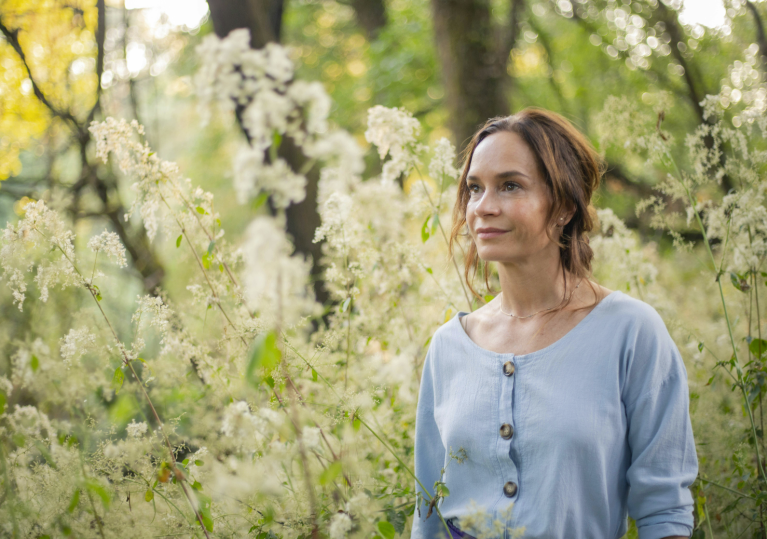 Ana entre flores