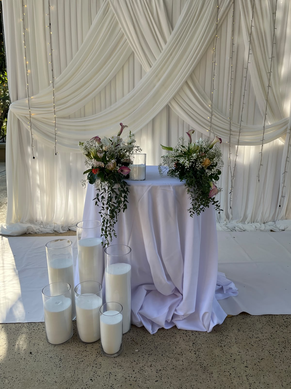 Table de cérémonie avec rideaux lumineux et photophores au sol