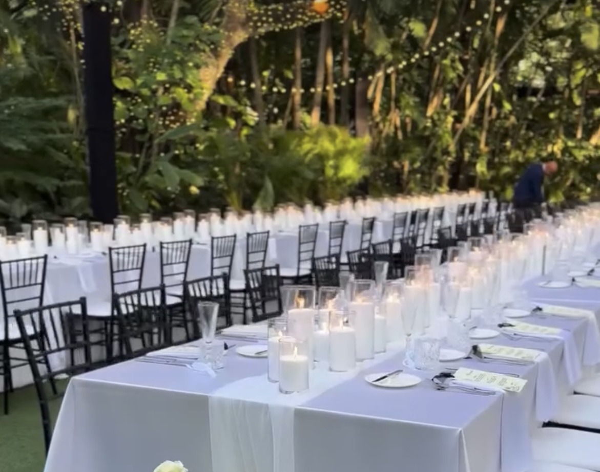 Tables de banquet dressées avec alignement de photophores