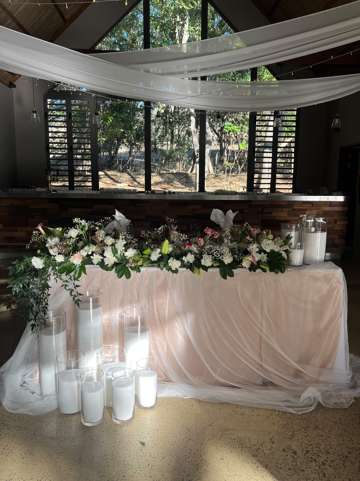 Table d'honneur avec cascade florale et alignement de photophores