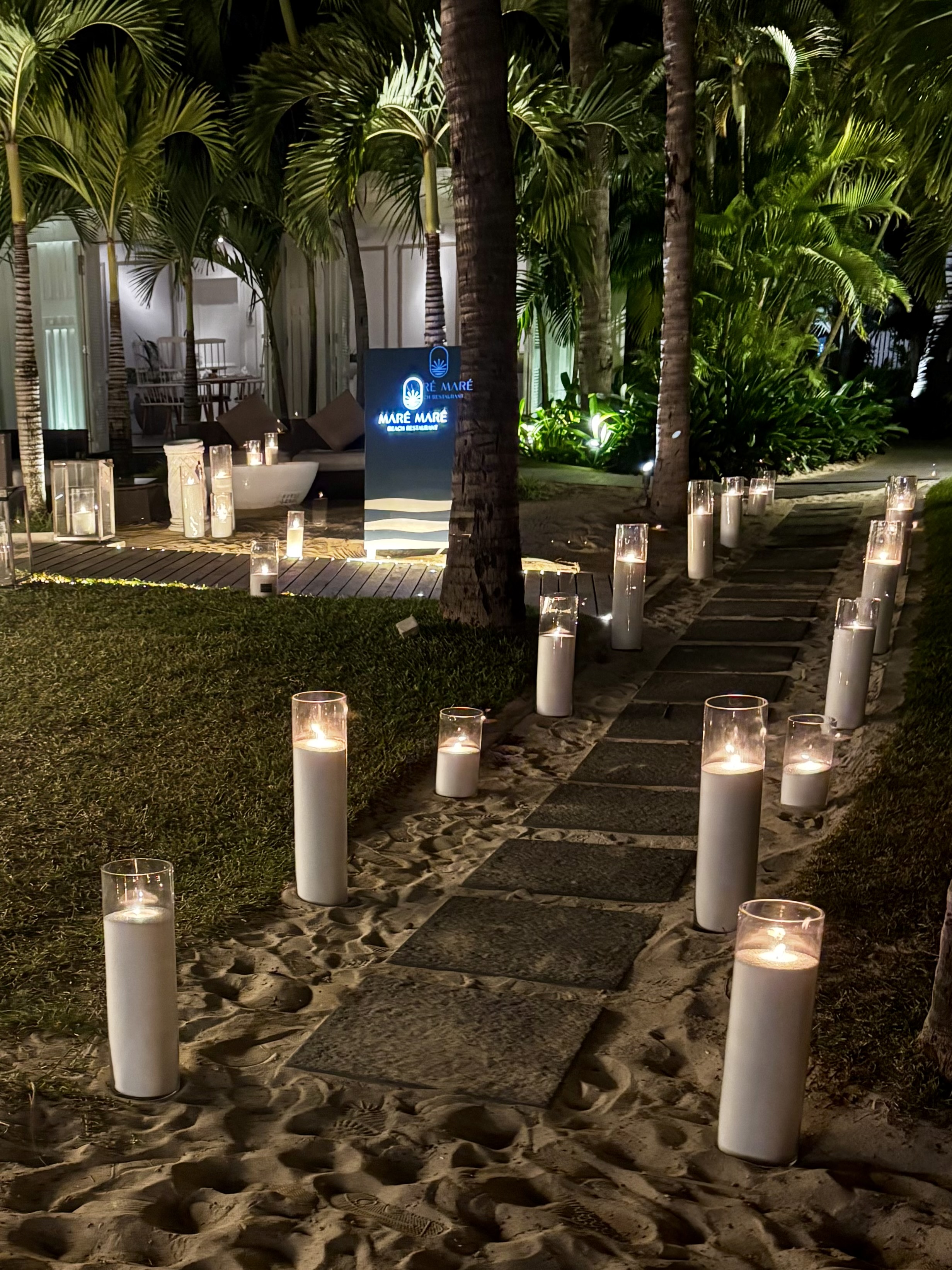 Chemin de photophores menant au restaurant de plage