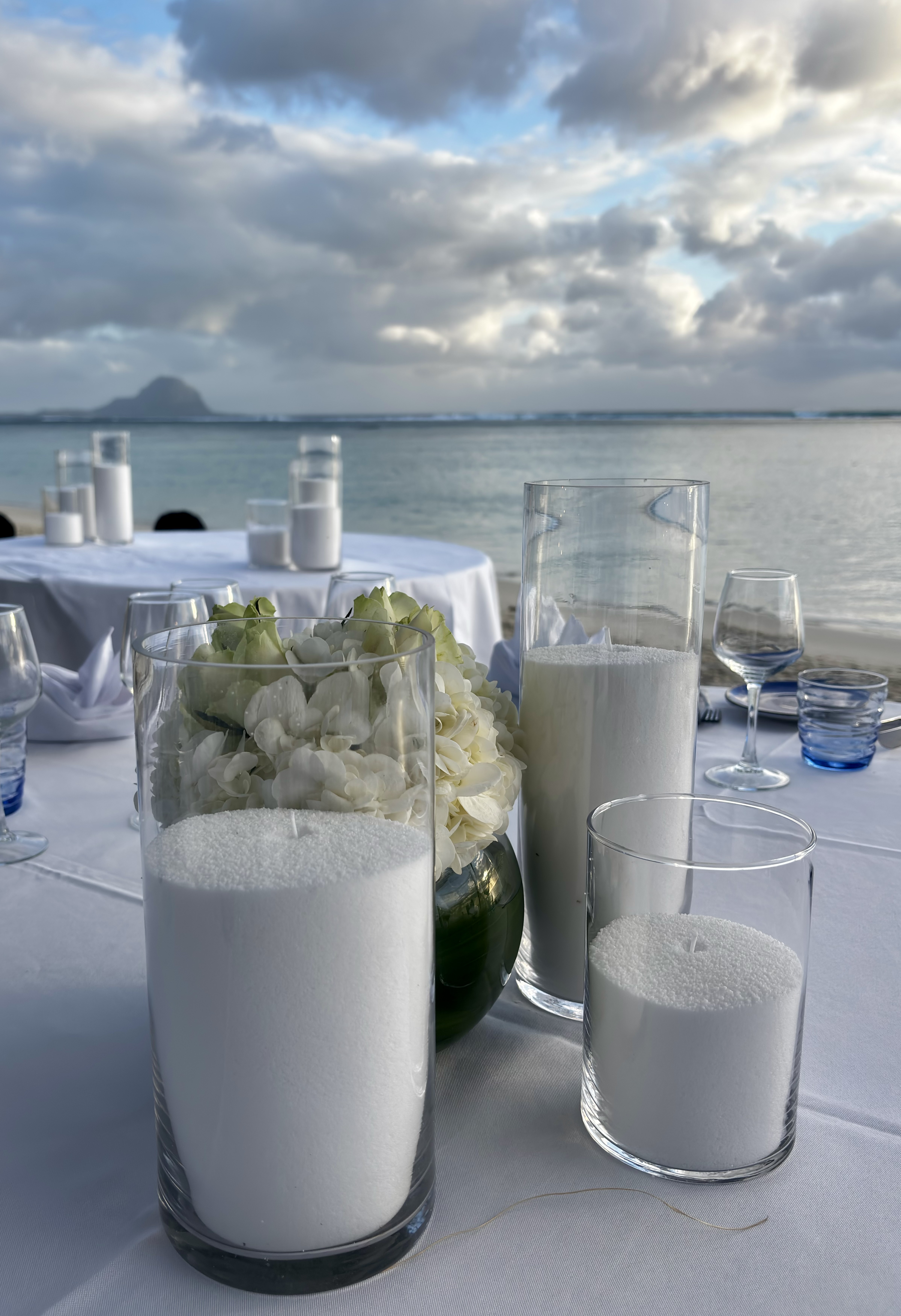 Table de mariage avec centre floral face au Morne Brabant au coucher du soleil