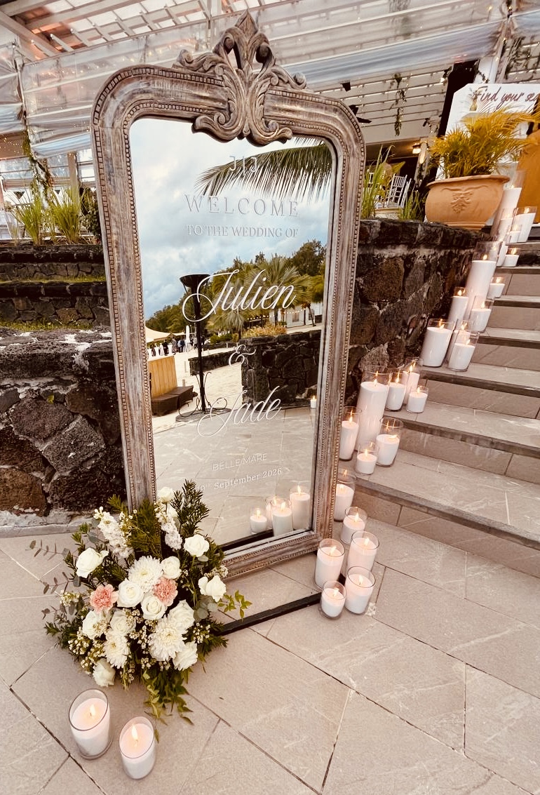 Miroir de bienvenue gravé pour un mariage à Belle Mare