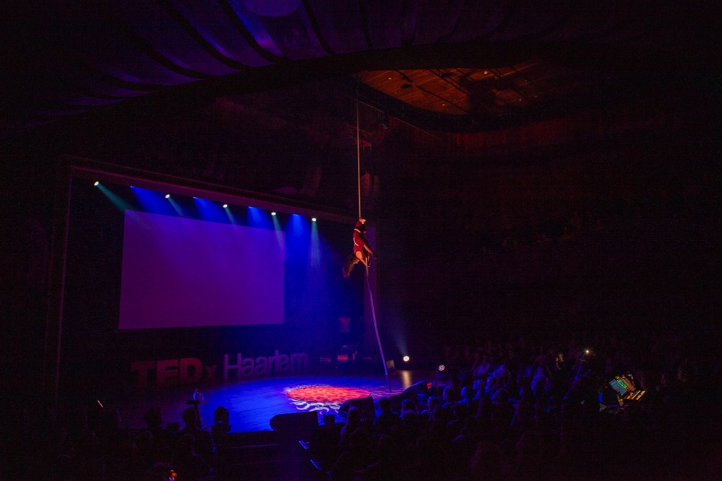 Van luchtacrobatiek tot levensles: rebooten tijdens TEDxHaarlem 2025
