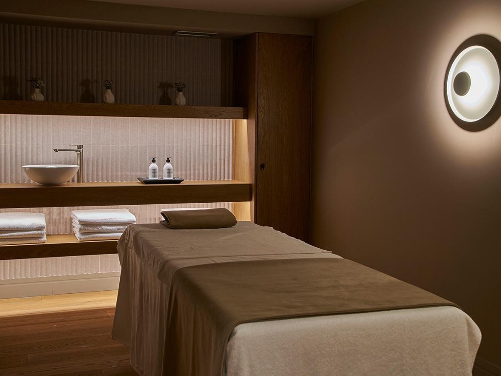 Ladies spa treatment at home Qatar - in-home massage therapy Doha - female spa therapist delivering luxury wellness at your doorstep