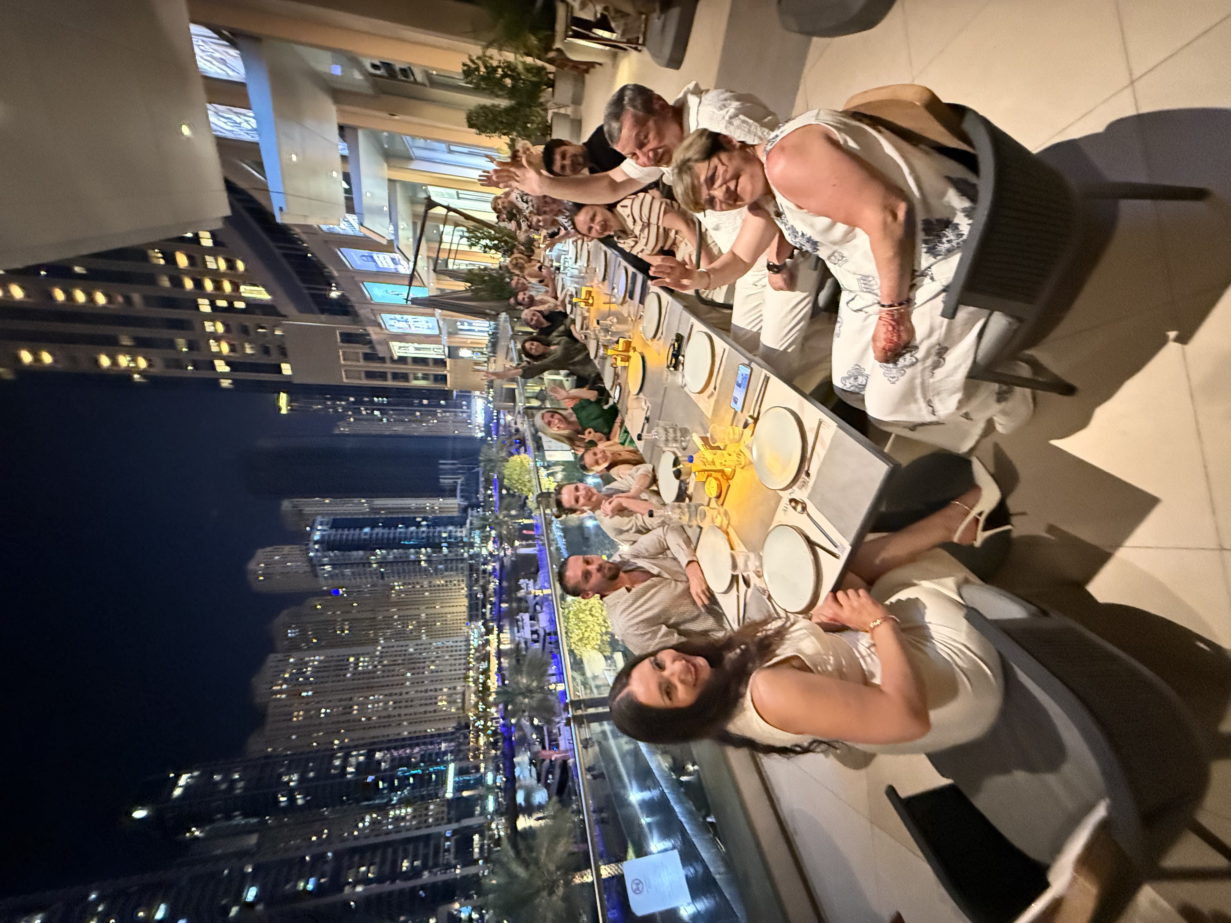 Membrii comunității la o cină în Dubai