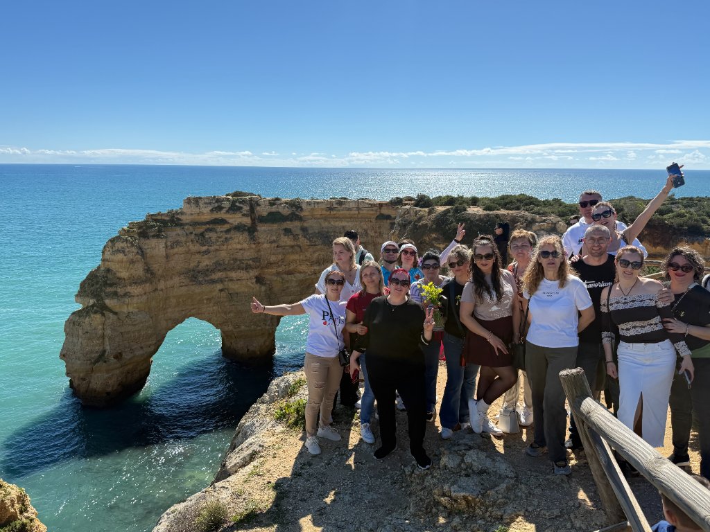 Pe stâncă la ocean · Algarve