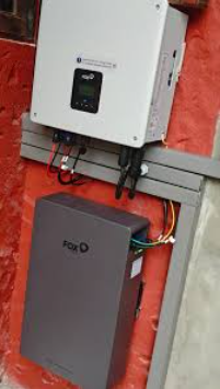 Inversor Fox ESS + bateria em parede externa