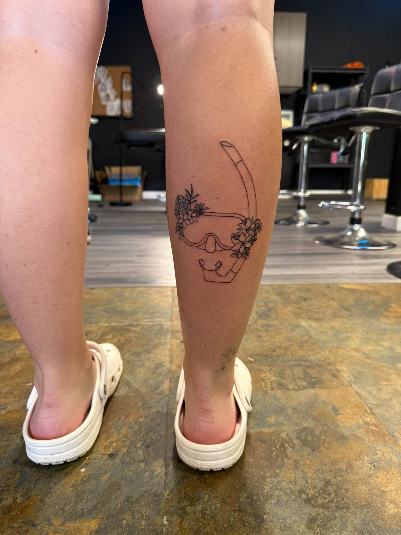Snorkel mask with florals calf tattoo